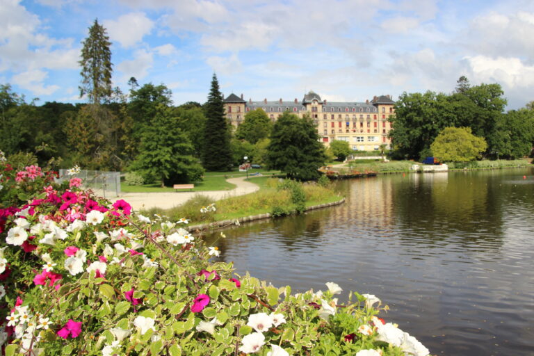 Ancien_hôtel_près_du_lac_à_Bagnoles-de-l'Orne