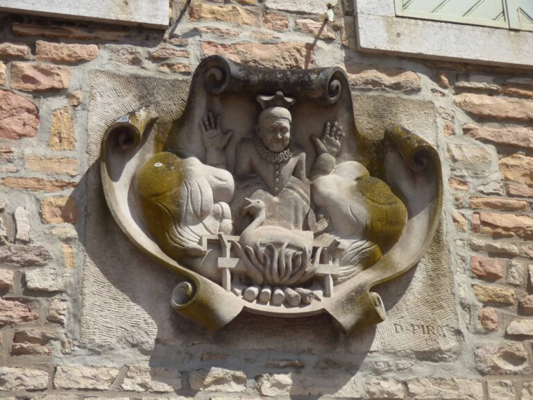 Rue_de_Lorraine_Beaune_-_sculpture_-_The_merchants_of_Beaune_34869706383-scaled (2)